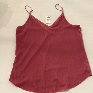 Womens Express tank size small
New never worn
Tags were removed
Dusty pink